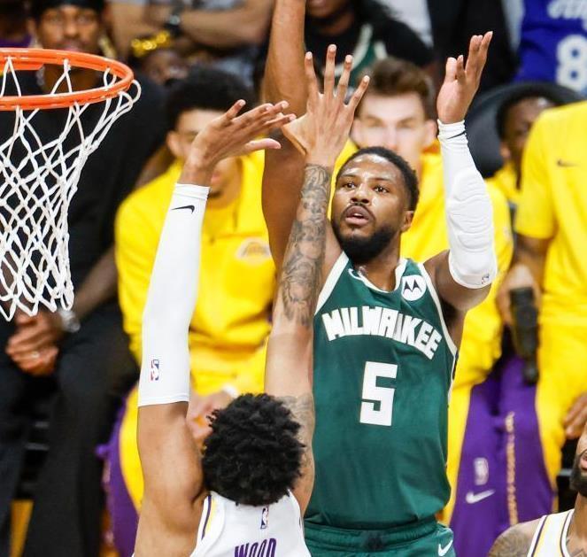 助球队走出 助球队走出