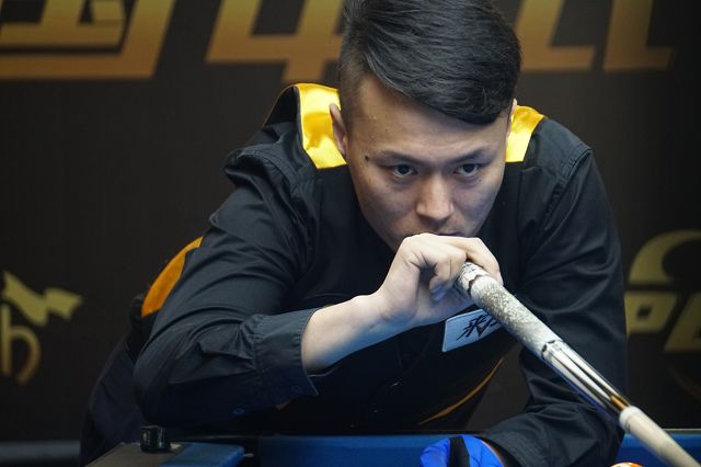 姆伯莫长传停球兜射遭杜布拉夫卡扑出